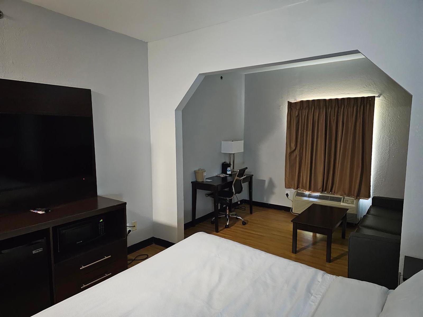 Red Roof Inn & Suites Hinesville - Fort Stewart Main image 1