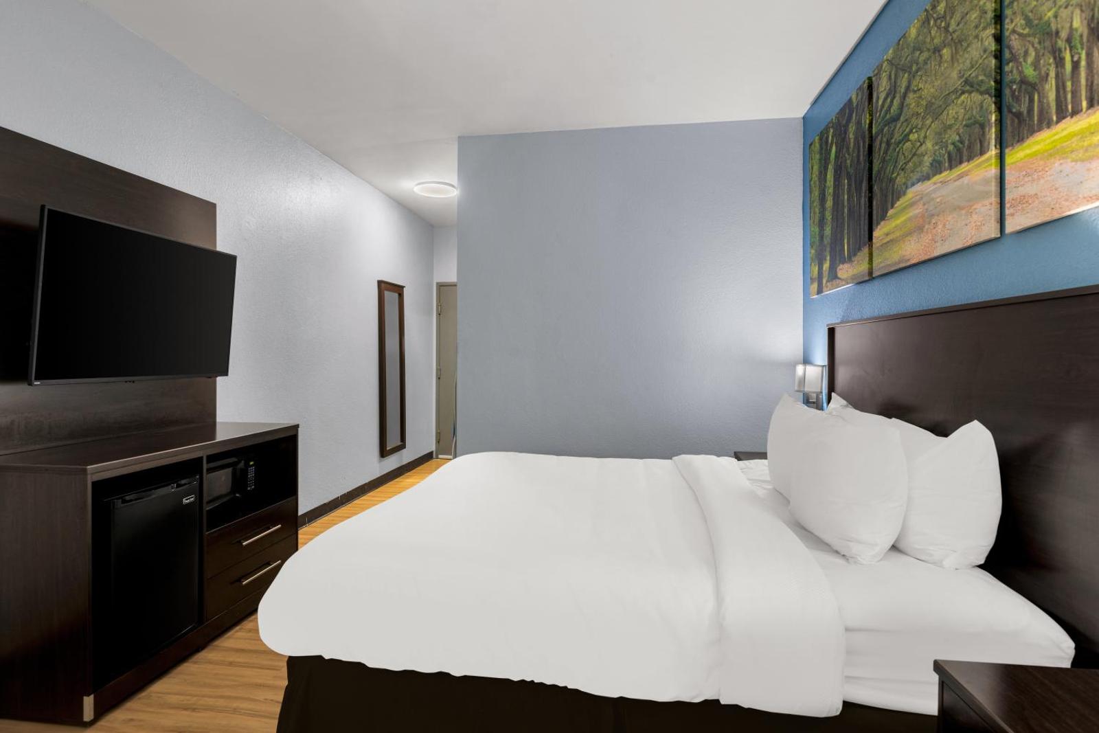 Red Roof Inn & Suites Hinesville - Fort Stewart Main image 2